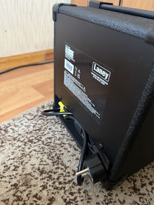 Продам комбоуселитель Laney LX10.