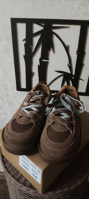 Нові кросівки на широку ніжку