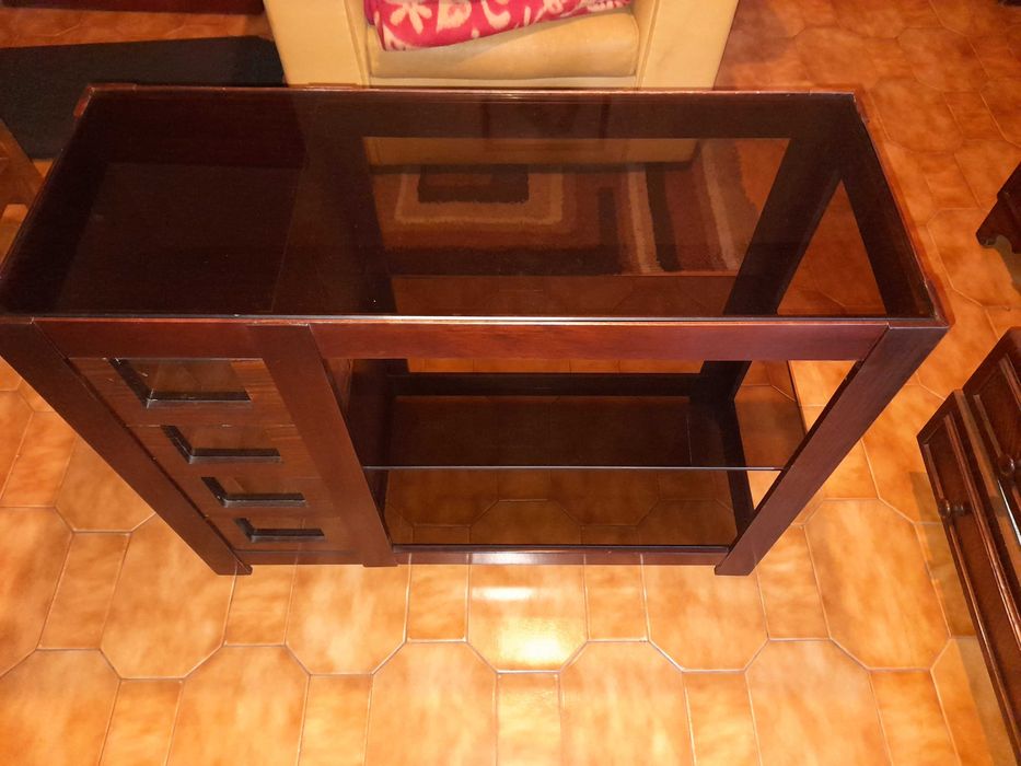 Móvel para TV em madeira e vidro