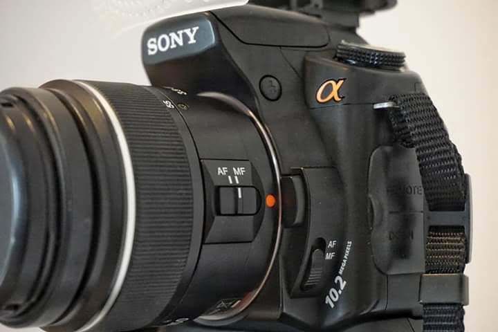 Câmera sony com 2 lentes, bolsa e acessórios.