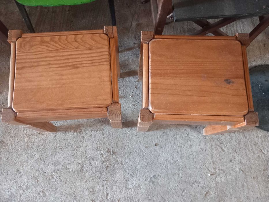 Funcionam como assentos banquetas quanto como mesas de apoio mesas de cabeceira ou laterais de pinho  Altura 45 Largura 40cm por 35cm