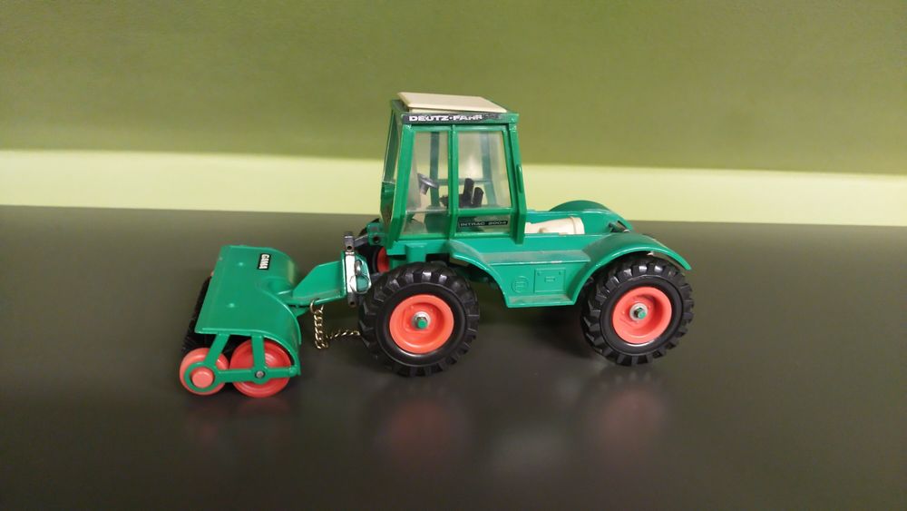 Gama traktor Deutz Fahr plus zamiatarka jak siku Britains 1 32