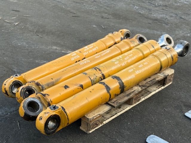 LIEBHERR A924 CHD koparka przeładunkowa siłowniki komplet