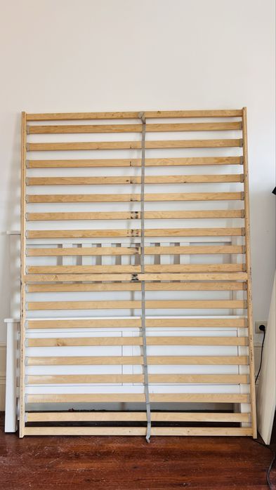Cama de casal IKEA Hemnes em madeira branca (140x200cm), incluindo colchão de molas ensacadas Hövåg.