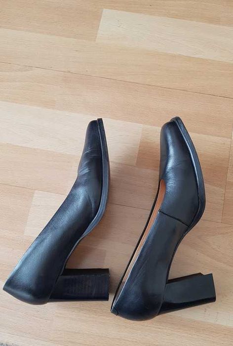 skórzane buty na obcasie r.37