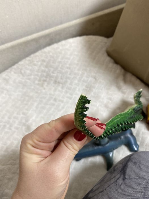 Акула молот, крокодил, дитячі іграшки. Динозавр голова