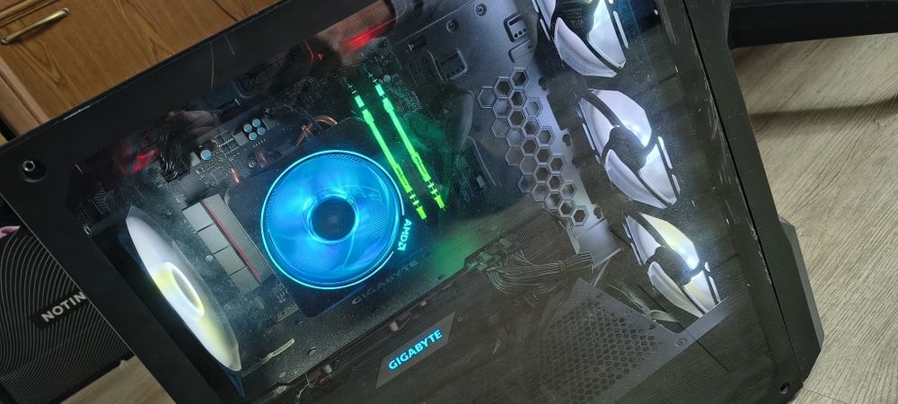 Komputer wraz z monitorem 24 cali