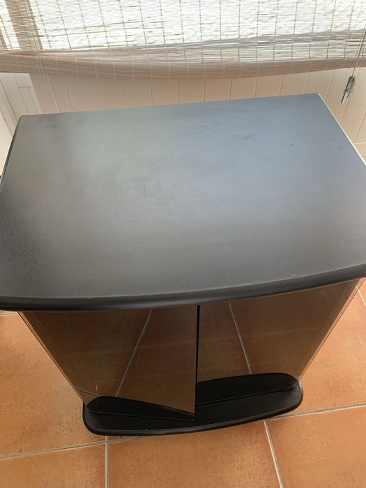 Movel preto com portas de vidro