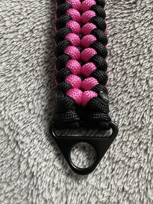 Brelok do kluczy z paracordu z metalowym karabińczykiem