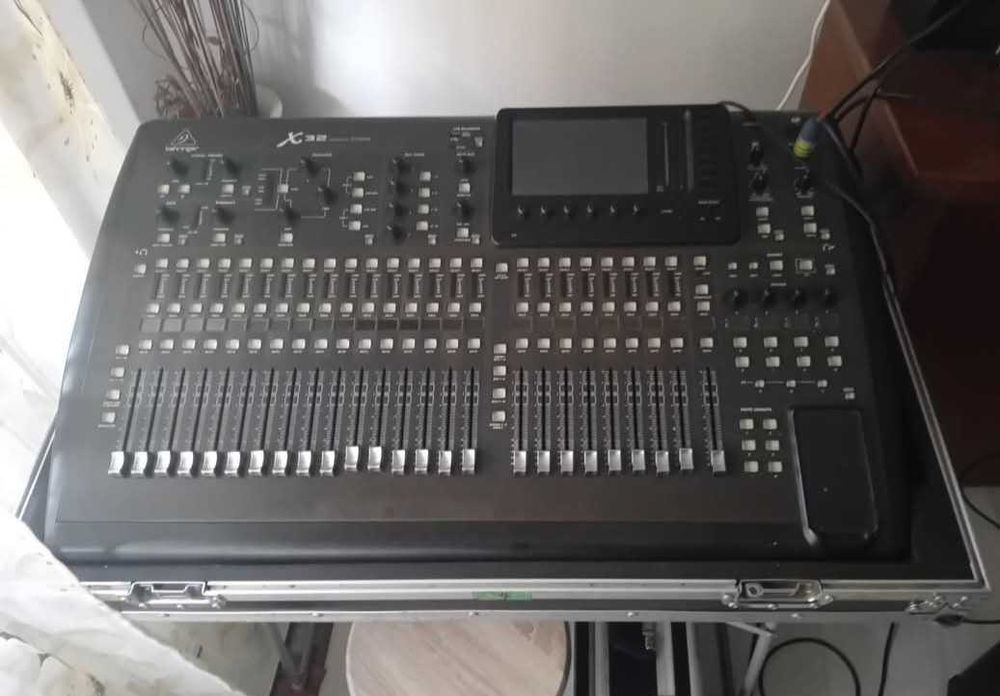 Behringer X32 impecável com case