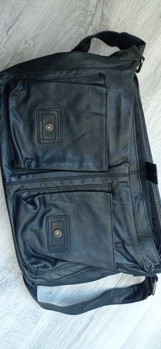 Mala em pele verdadeira da marca Levis.