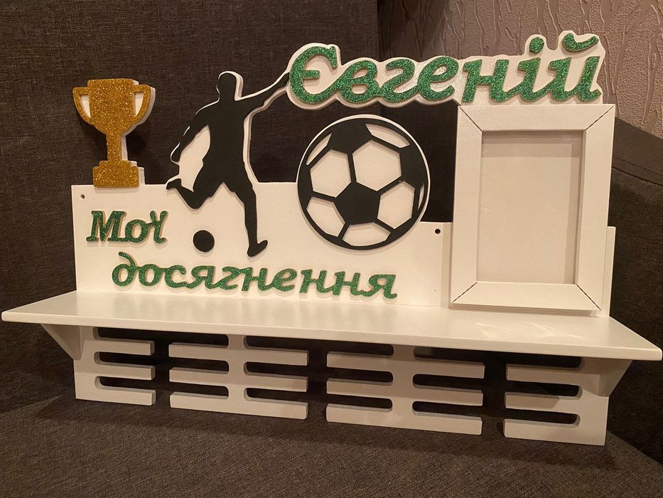 Медальница. Медальниця з кошиком для дипломів. Полка для кубків