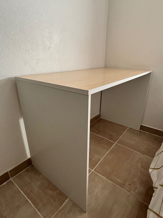 Mesa de canto / secretária em bom estado