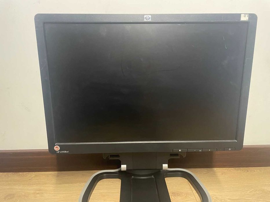 Monitor z podstawą tani