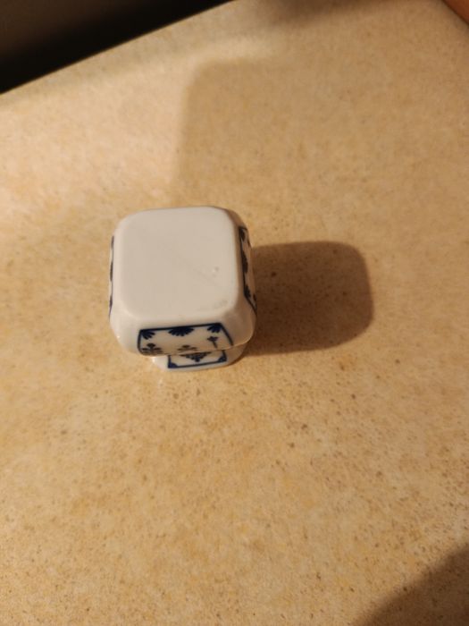 Śliczny stary pojemnik na wykałaczki