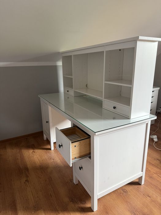 białe biurko z nadstawka IKEA HEMNES