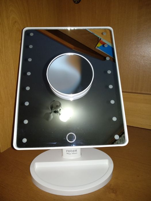 Косметическое зеркало с подсветкой; калькулятор