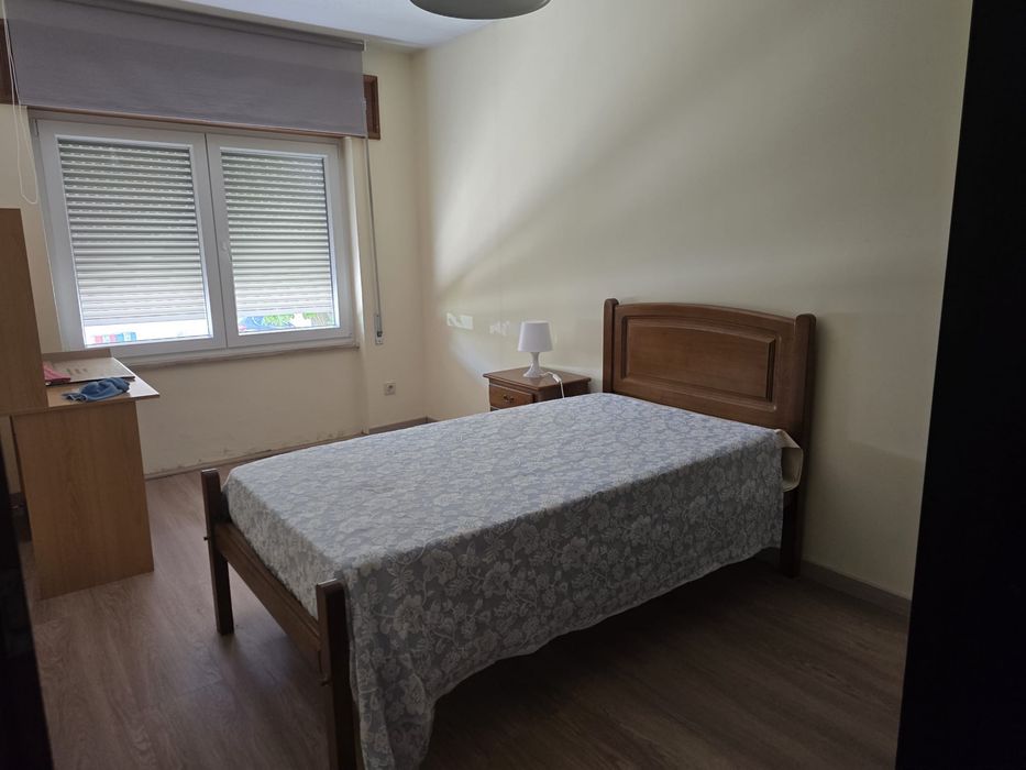 Cama solteiro madeira 90x190 com colchao usado