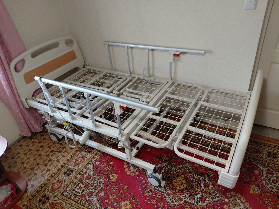 Ліжко медичне електричне з туалетом