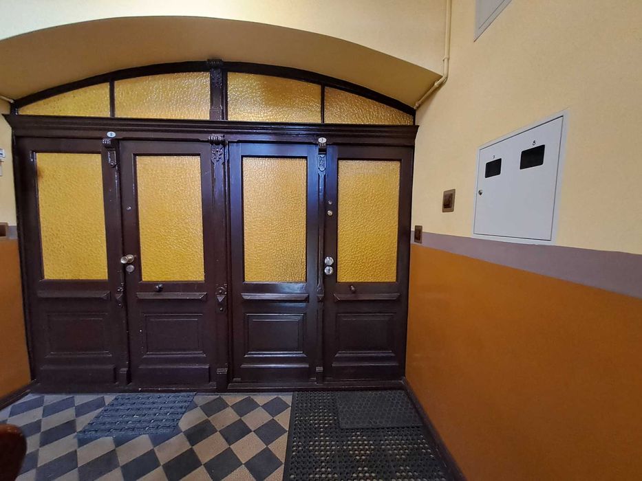4-pokojowy lokal mieszkalny w spokojnej dobrze utrzymanej kamienicy.