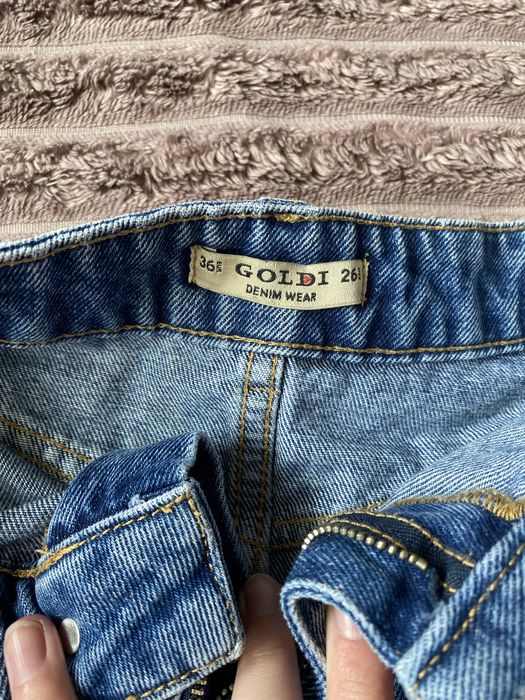 Женские джинсовые шорты.