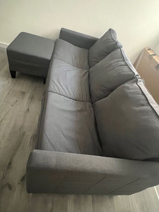 Sofá com almofadas e chaise removíveis