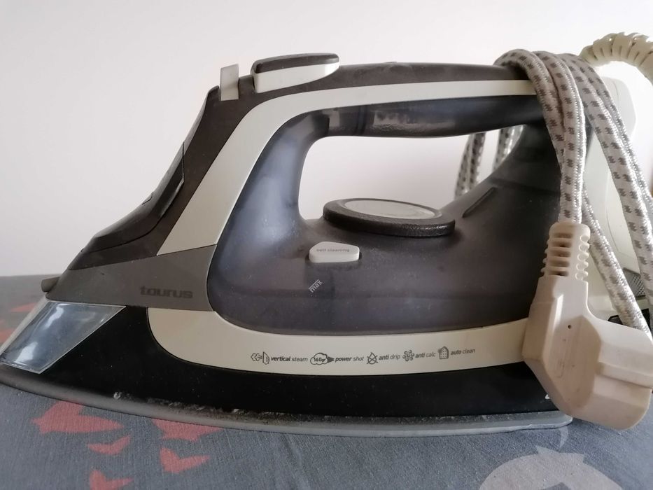 Ferro de engomar Taurus geyser titanium 2600