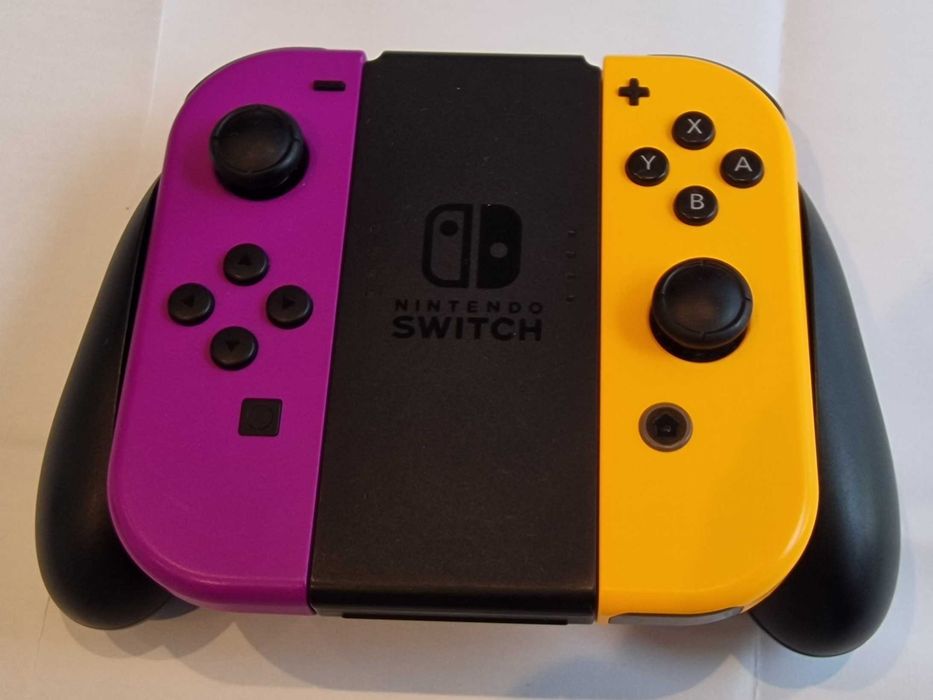 Consola Nintendo Switch com vários acessórios e jogo em ótimo estado