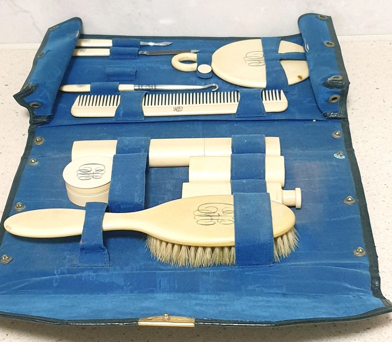 Fantástico antigo estojo de viagem de toilete