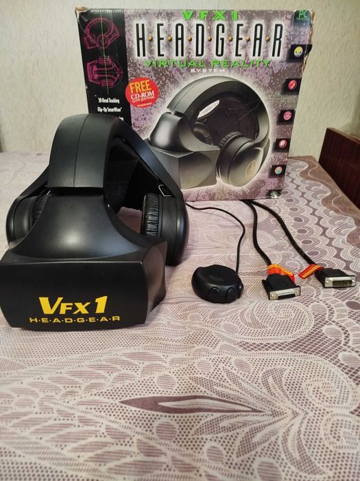 Легендарный шлем виртуальной реальности Forte VFX-1 Head Gear.