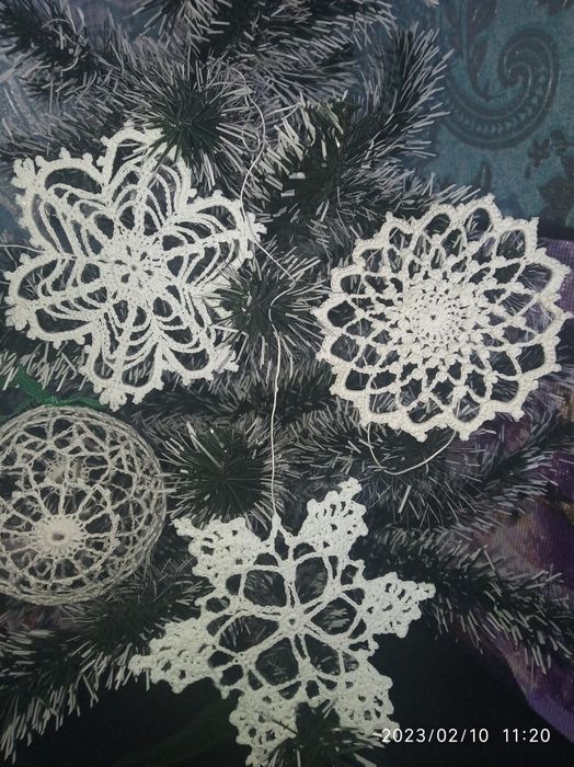 Продам новогодний декор Дед мороз на  бутылке шампанского, снежинки.