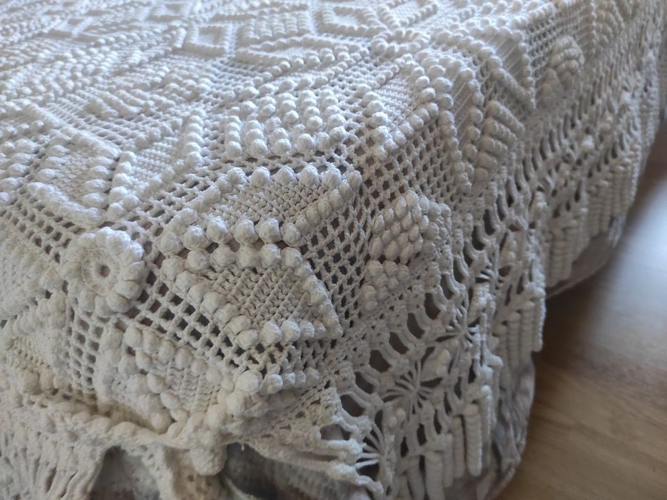 Colcha de casal , feita á mão , em crochê.