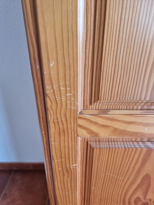 Armário em madeira maciça – estilo clássico