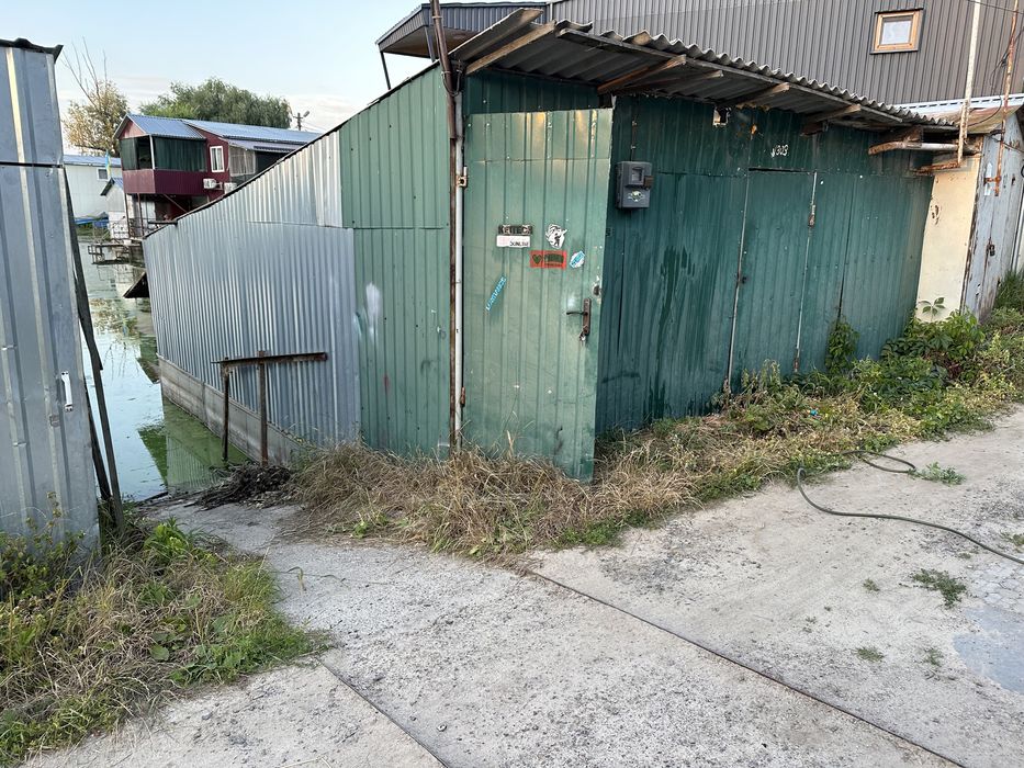 Гараж для човна на причалі