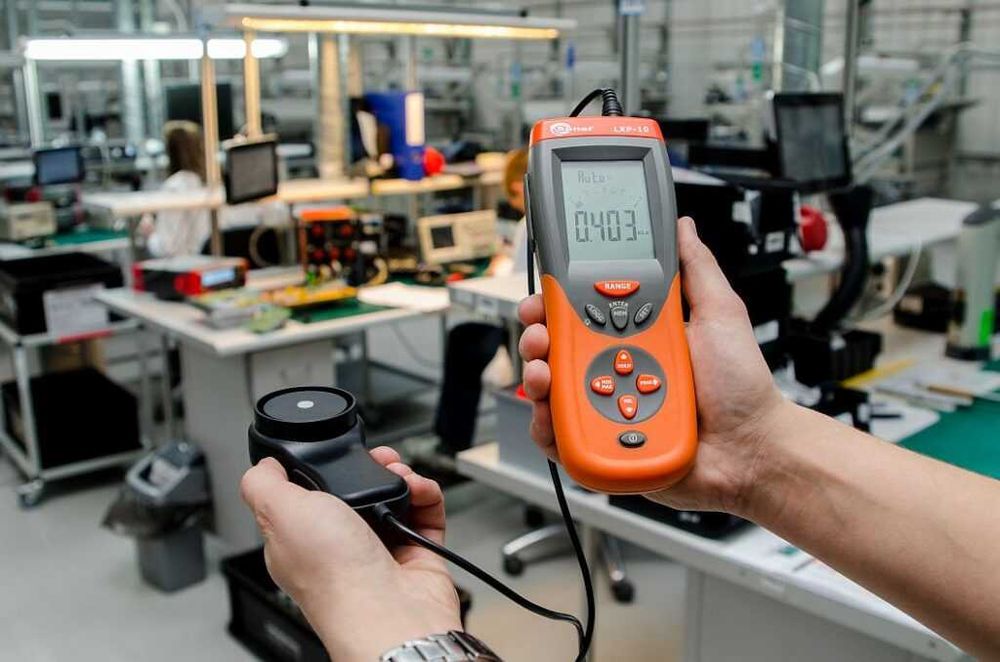 Pomiary natężenia oświetlenia ogólnego i na stanowiskach pracy