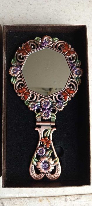 Продаю зеркало с орнаментом Benesrfit с орнаментом,  наклоняеться.