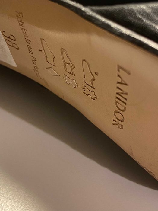 Botas pretas de pele novas 38