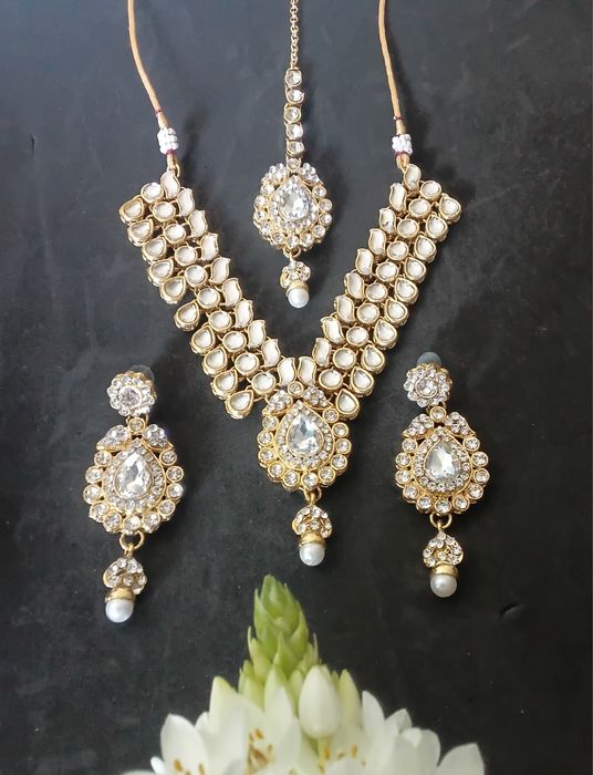 Banhado a Ouro e cravejado com Pedras Kundan conjunto Choker indiano