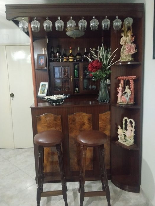 Bar de mogno e raiz de nogueira