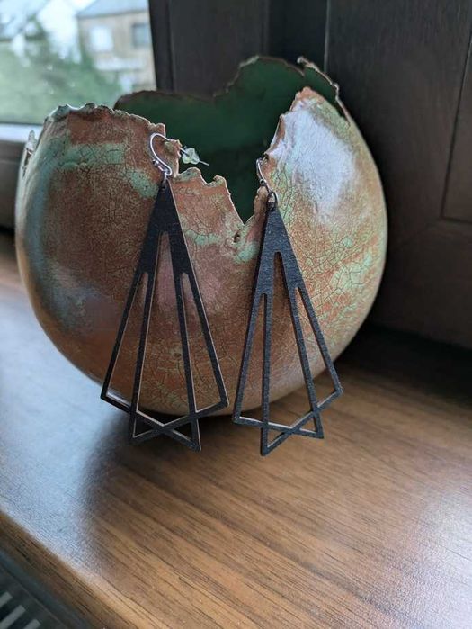 Czarne drewniane kolczyki geometryczne formy