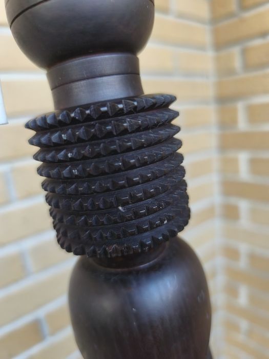 Candeeiro de pé alto em madeira exótica