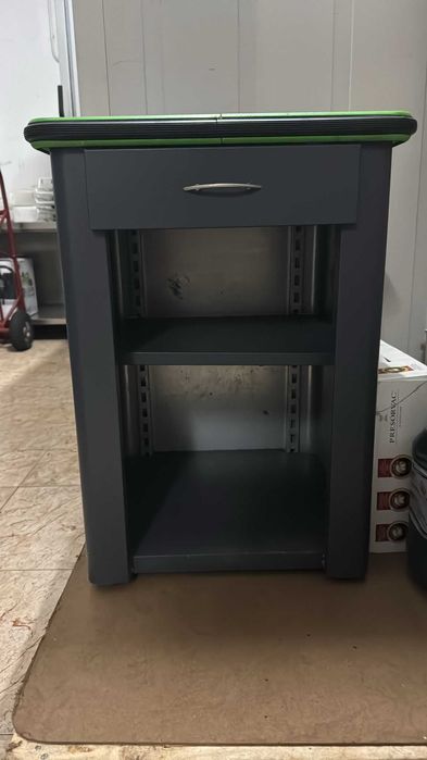 Mesa em metal para arrumações