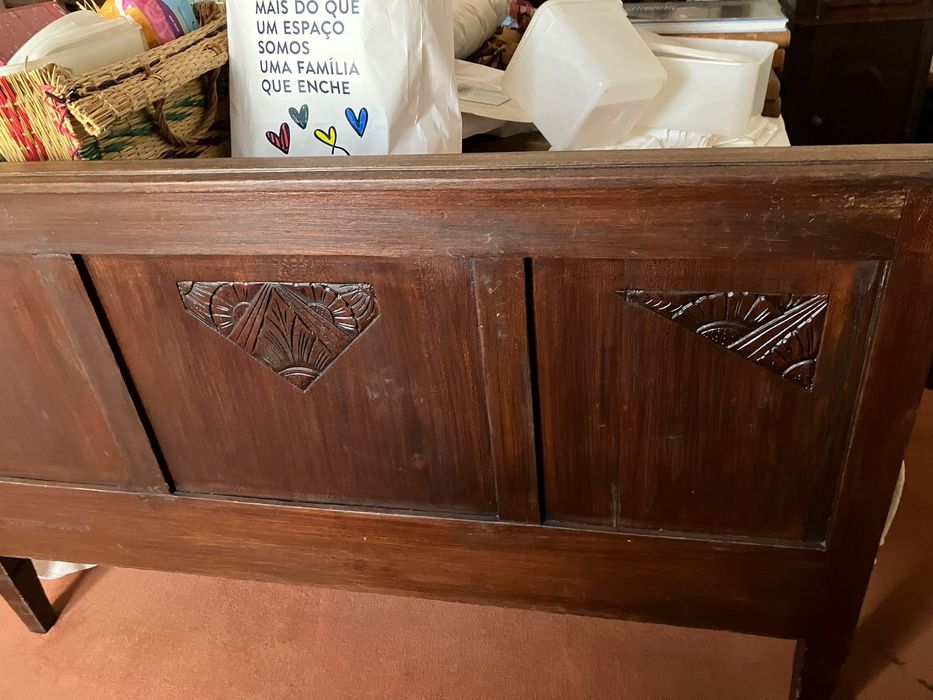 Cama vintage em madeira maciça