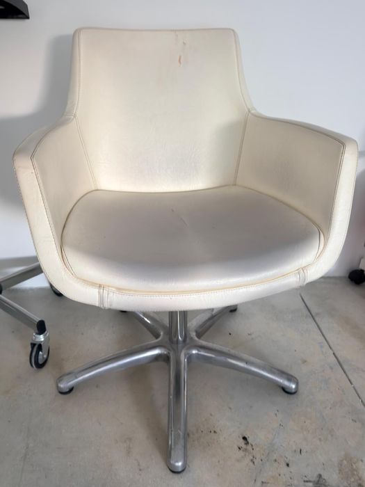 Cadeiras brancas com marcas de uso