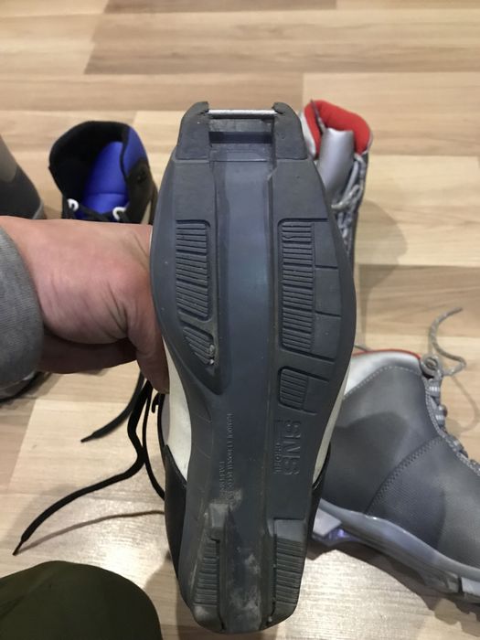 Лыжи беговые, ботинки лыжные.