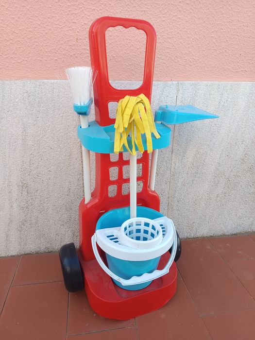 Conjunto vassoura, pá e esfregona