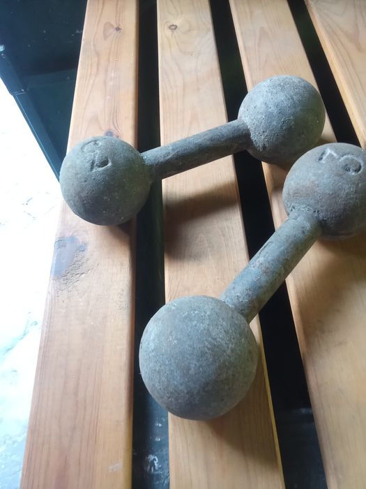 Peso três kilos. Halteres bíceps.