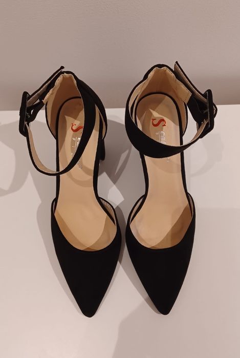 Czarne buty na obcasie klocku.