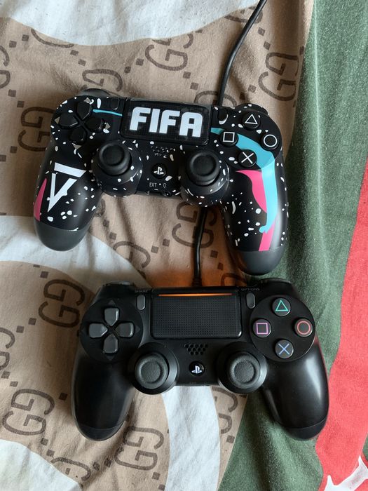 Ps 4 pro + два джойстика та диск