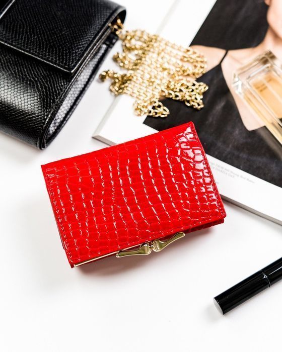 lakierowany portfel ze wzorem skóry krokodyla - peterson